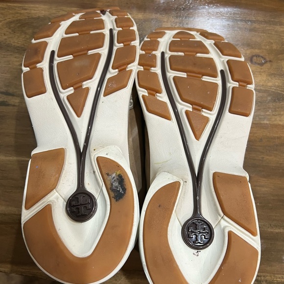 Like new Tory Burch beige sneakers size 8M - Picture 4 of 6